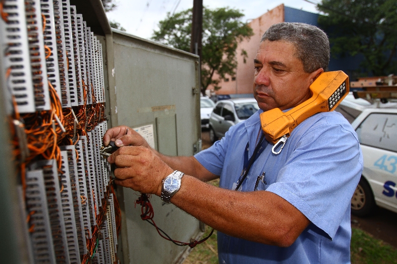 Funcionário faz manutenção de rede da Sercomtel: reestruturação teve impacto negativo no balanço de 2013 | Gilberto Abelha / Jornal de Londrina