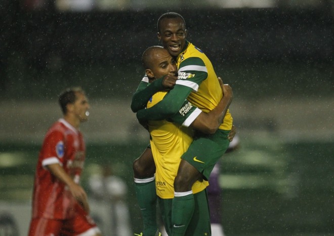 Deivid abraça o angolano Geraldo, autor dos dois gols do Coritiba na vitória sobre o Rio Branco, no Couto Pereira: time principal começou bem a temporada |