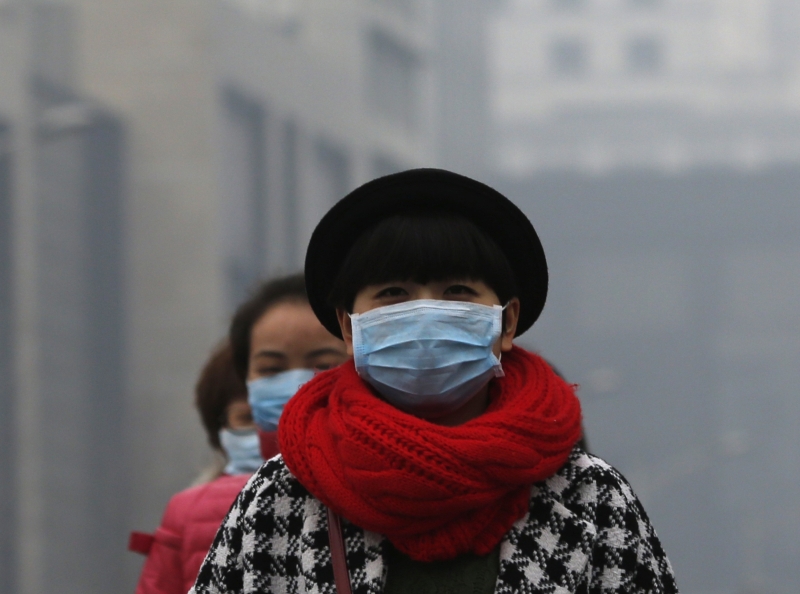 Mulheres usam mascaras para se proteger da poluição em Pequim. Inspeção visa melhorar a imagem do país | REUTERS/Kim Kyung-Hoon