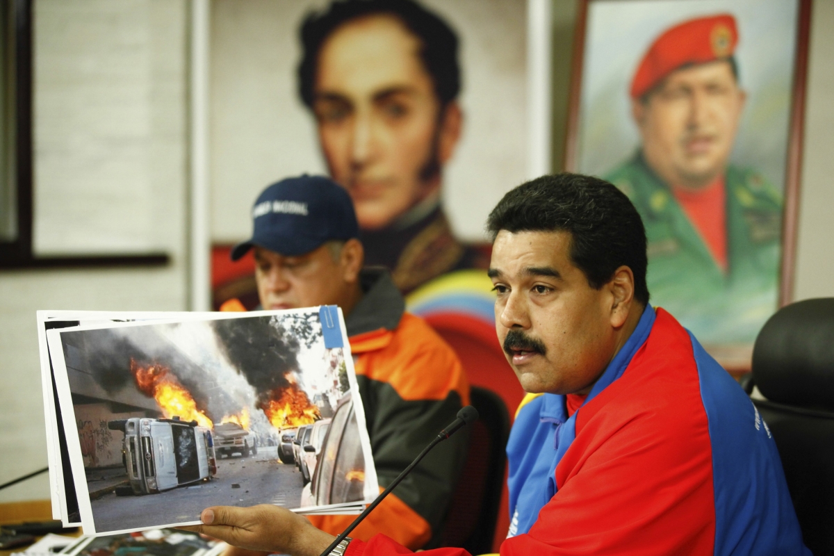 Em pronunciamento em rede nacional de TV, Maduro exibe fotografias de atos violentos cometidos durante os protestos da oposição | Reuters/Palácio Miraflores/Divulgação