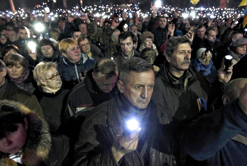 Manifestantes com velas e celulares acesos em protesto pelas dezenas de pessoas mortas em confrontos com a polícia | David Mdzinarishvili/Reuters