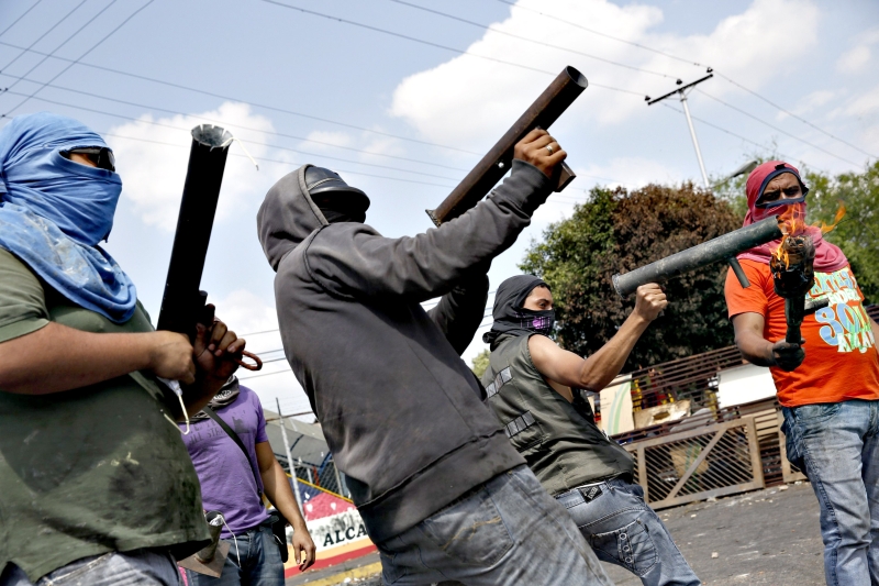 Manifestantes antigoverno usam morteiros improvisados durante protesto em San Cristóbal | Carlos Garcia Rawlins/Reuters