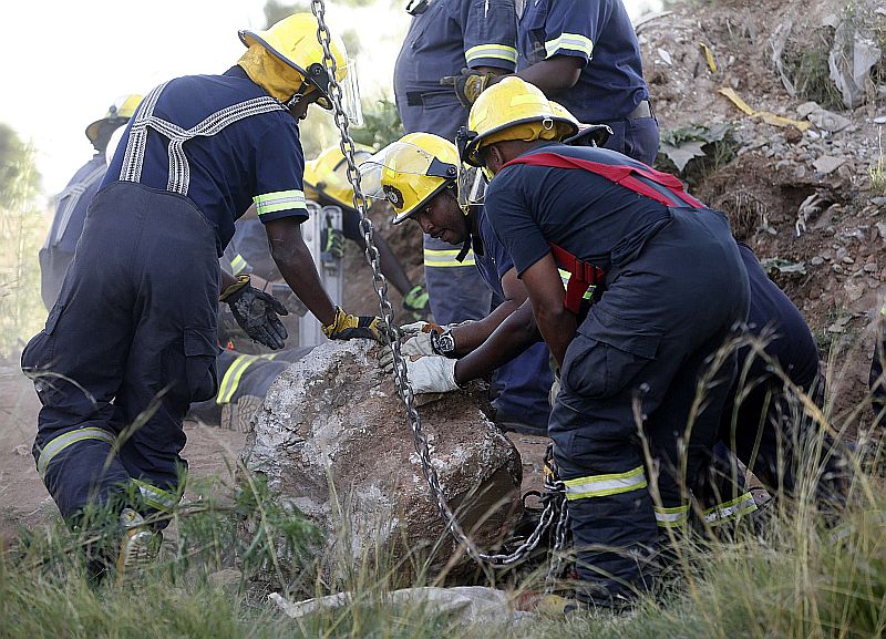 Cerca de 200 pessoas ainda precisam ser resgatadas de mina de ouro nos arredores de Johanesburgo. | REUTERS/Mike Hutchings
