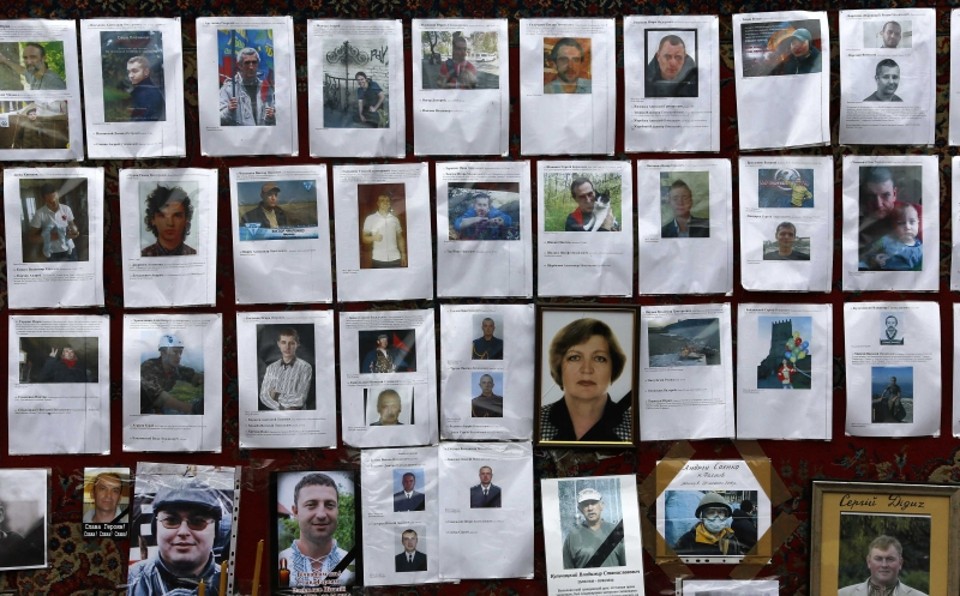 Fotos de pessoas mortas nos episódios de violência ocorridos na Ucrânia em um memorial improvisado na Praça da Independência, no centro de Kiev | Yannis Behrakis/Reuters