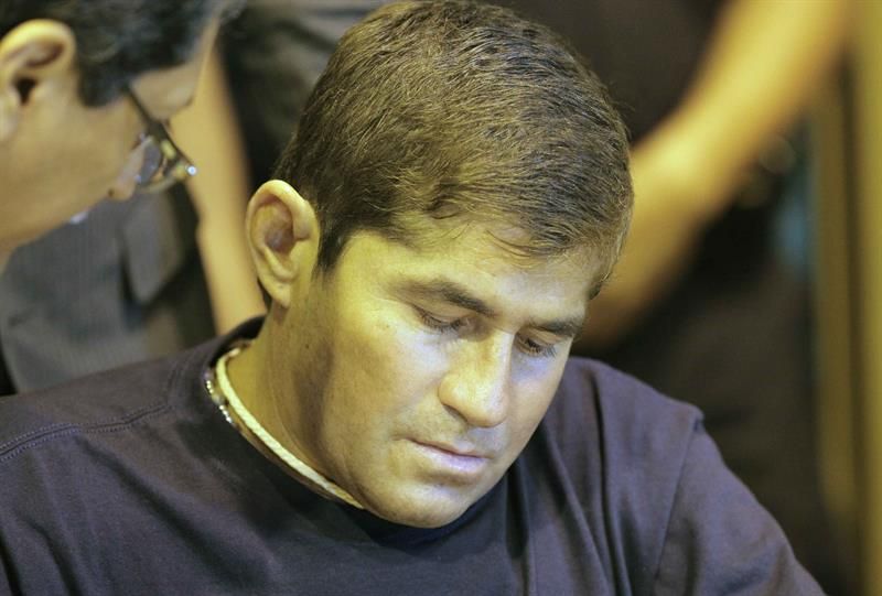 José Salvador Alvarenga chegou em uma cadeira de rodas a um hospital em San Salvador | EFE/Roberto Escobar