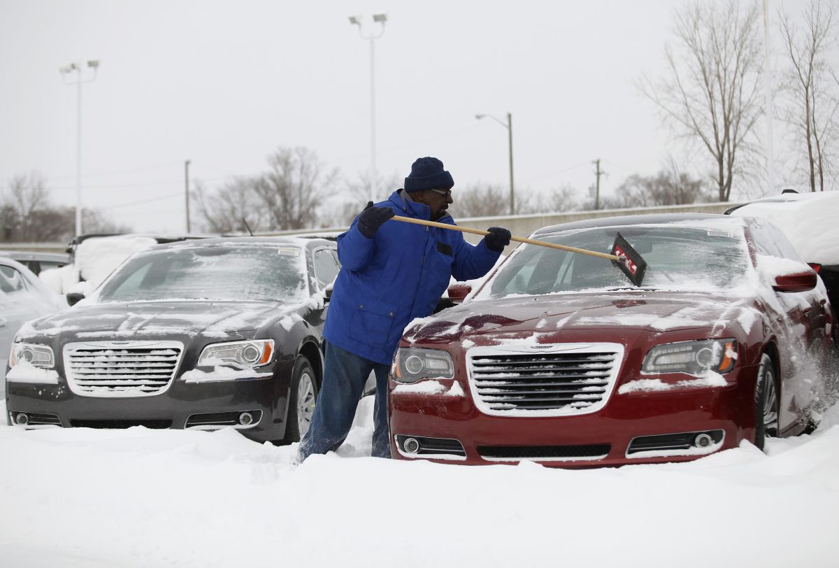 Os meteorologistas esperavam que a neve parasse de cair no início da tarde, mas outra tempestade deve atingir a região | REUTERS / Joshua Lott.jpg