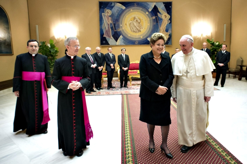 Dilma sorri ao encontrar o papa Francisco, no Vaticano | LOsservatore Romano/Reuters
