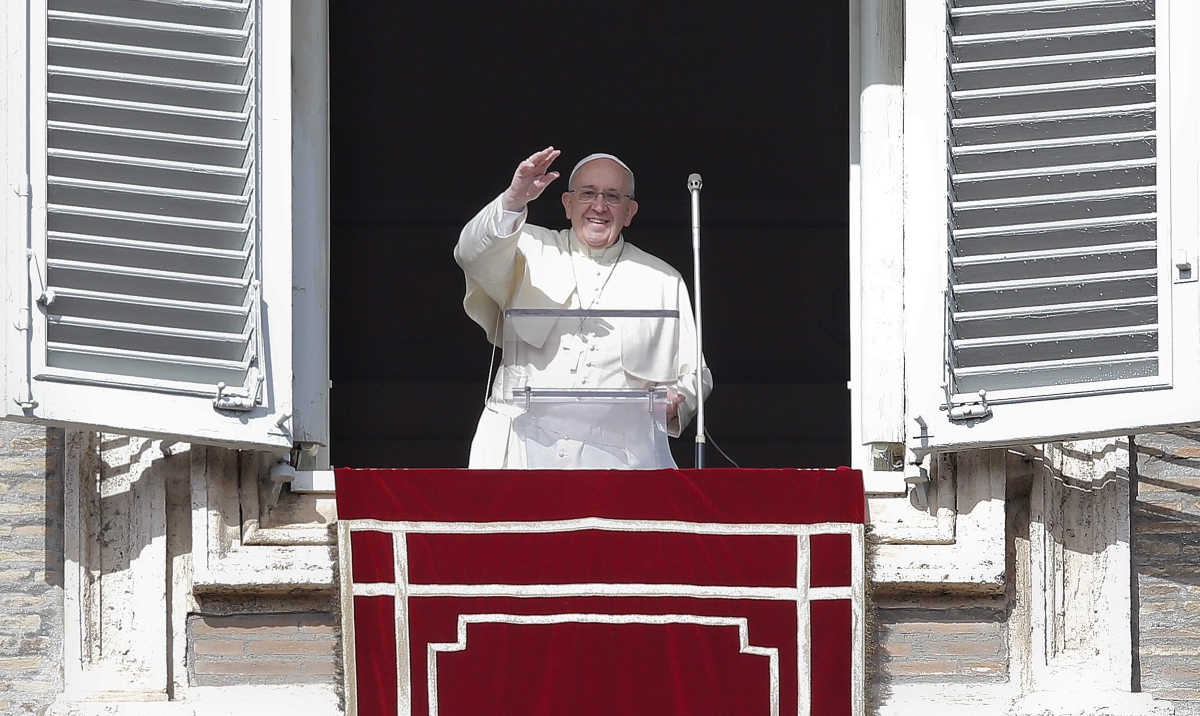 Papa Francisco acena após a benção do Ângelus, no domingo (9) | Reuters/Tony Gentile