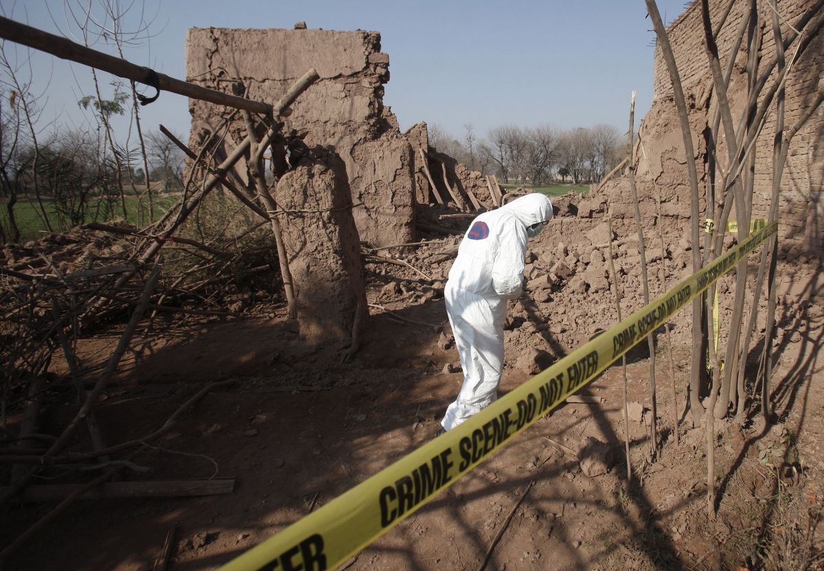 Policial do esquadrão antibombas inspeciona a casa onde ocorreu o ataque no Paquistão | Reuters/Fayaz Aziz