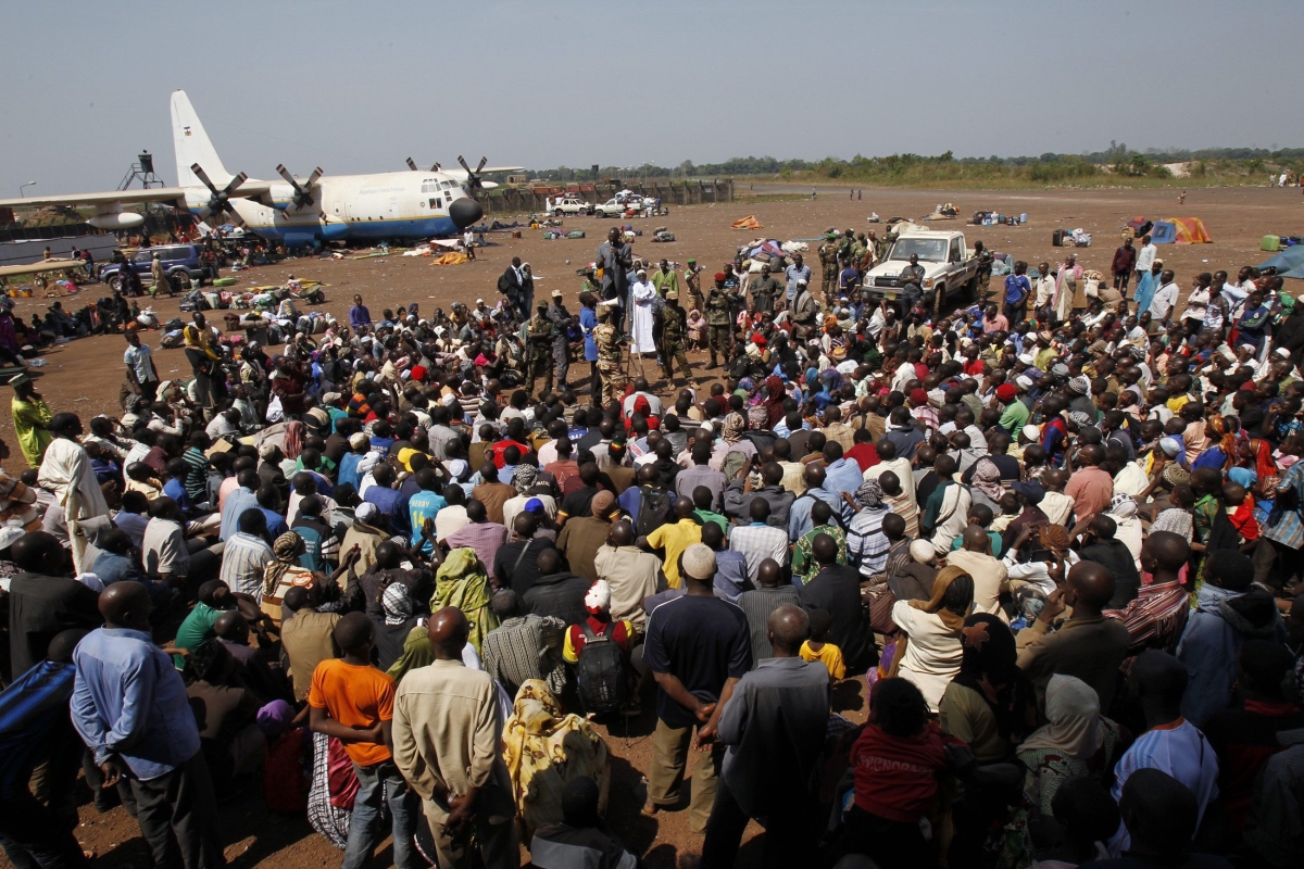 Em Bangui, capital da República Centro Africana, muçulmanos se amontoam no aeroporto esperando para sair do país | Reuters/Luc Gnago