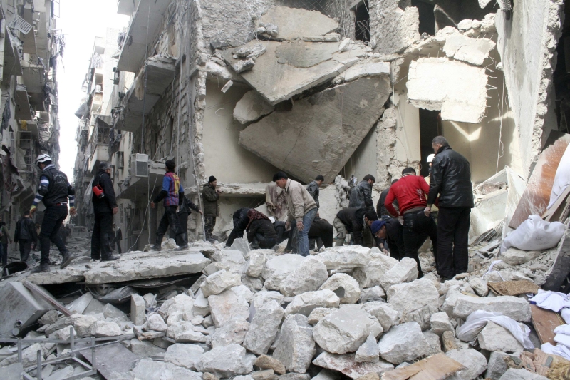 Moradores de Aleppo procuram por sobreviventes de ataque | Karam al-Halabi/Reuters