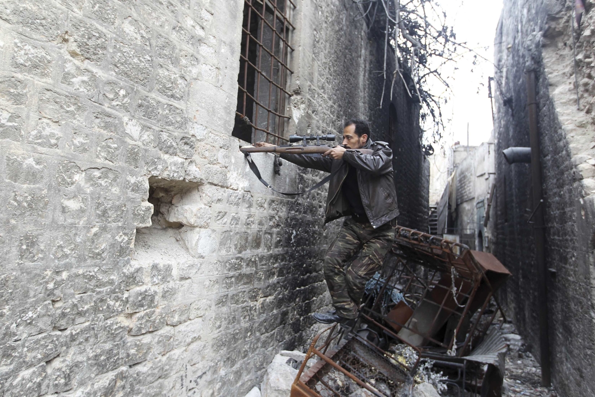 Combatente do Exército Livre da Síria monta guarda em uma rua de Aleppo | Reuters/Jalal Almamo