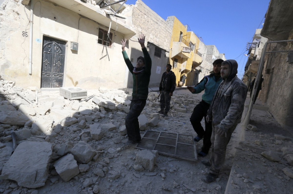 Homem pede ajuda após localidade de Aleppo ser atingida por bombardeio das forças leais ao presidente Bashar al-Assad | Reuters/Saad Abobrahim