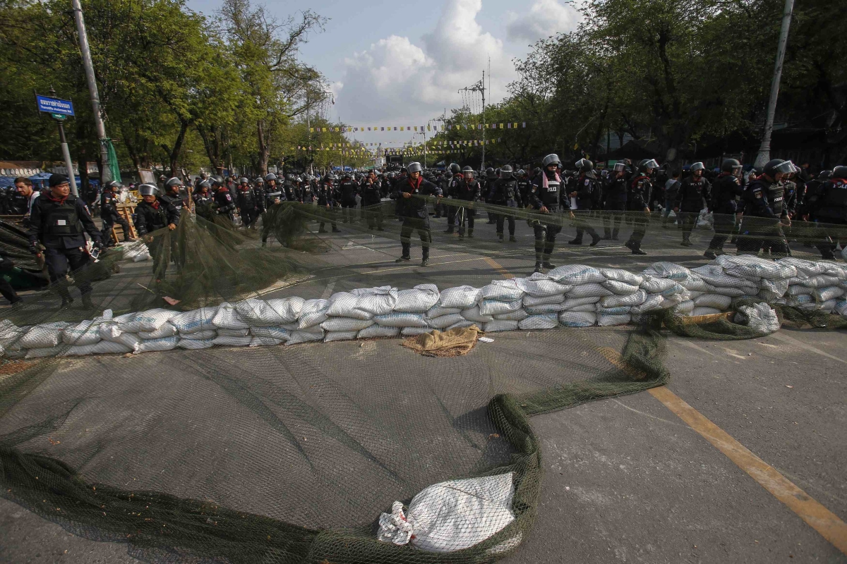 Policiais removem barricadas montadas pelos manifestantes em Bangcoc | Reuters/Athit Perawongmetha