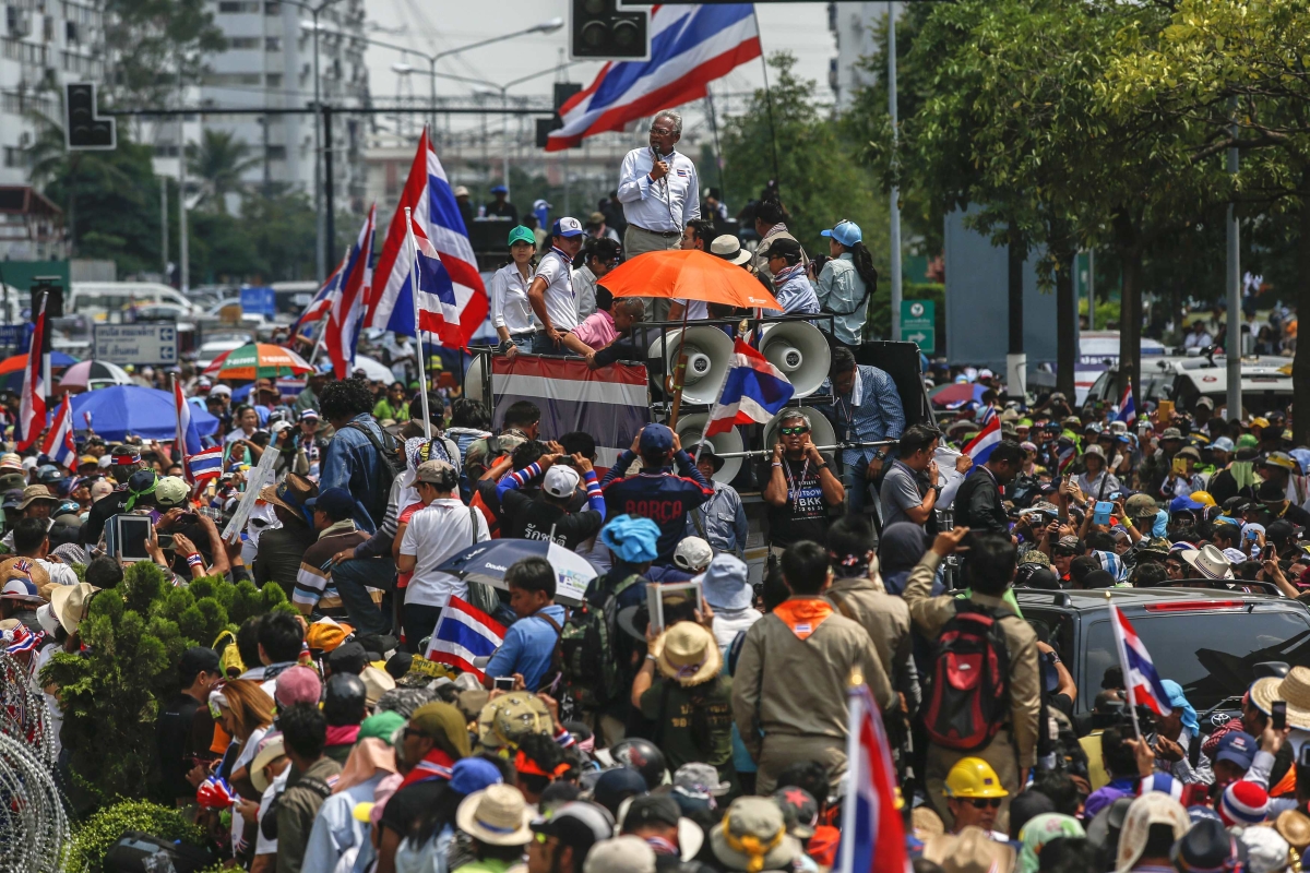 Mortes de terça-feira (18) não intimidaram os manifestantes, que saíram às ruas nesta quarta-feira (19) sob o comando de Suthep Thaugsuban (o homem que fala ao microfone) | Reuters/Athit Perawongmetha