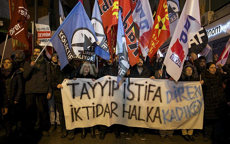 Manifestantes marcham em protesto contra o primeiro-ministro da Turquia, Tayyip Erdogan, em Istambul | Reuters / Cevahir Bugu