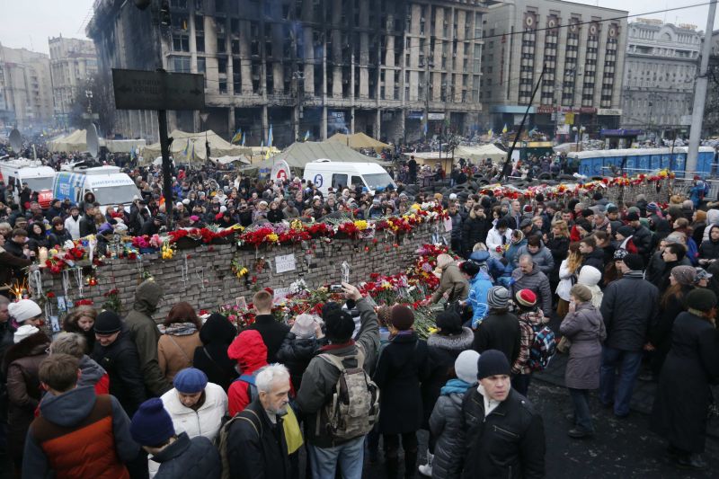Ucranianos se reuniram na Praça da Independência, em Kiev, para homenagear as vítimas das manifestações | REUTERS/Stringer