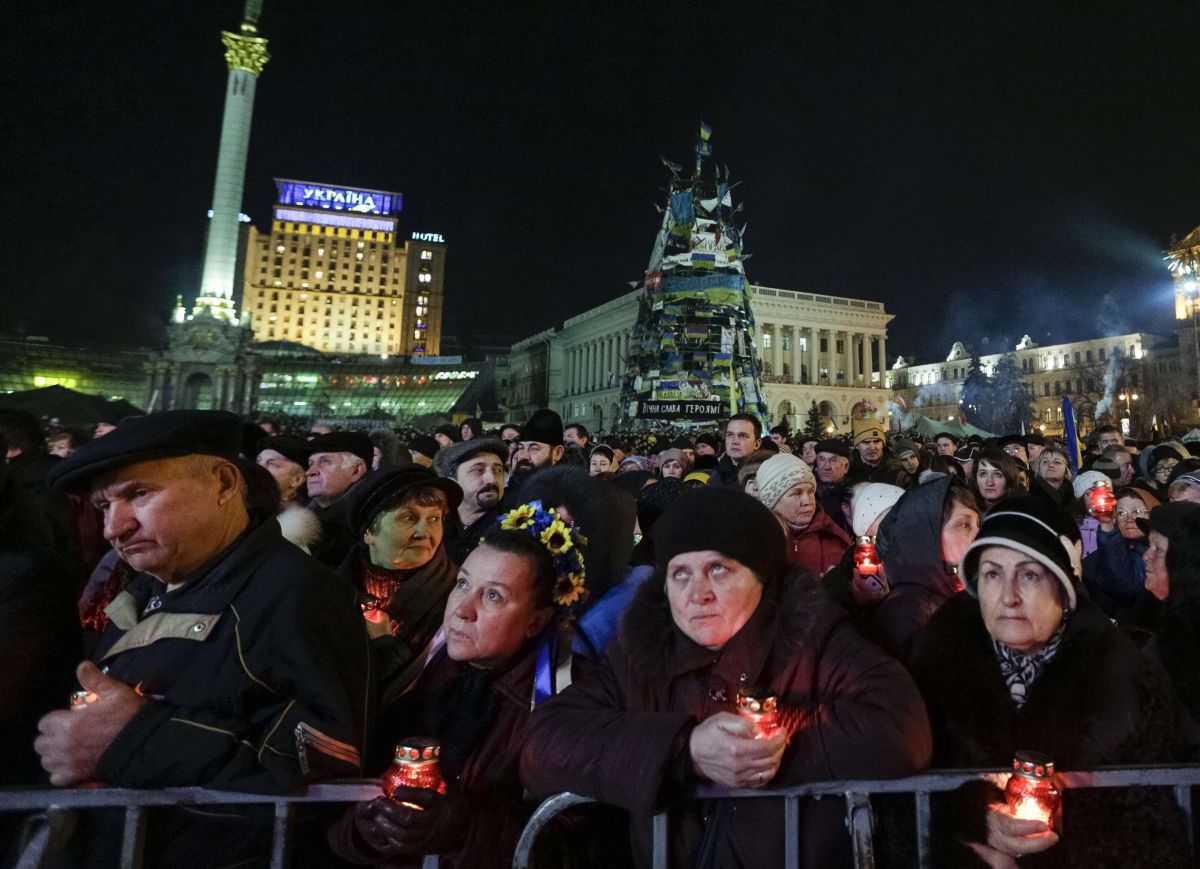 Povo se reúne na Praça da Independência em Kiev para acompanhar a nomeação de ministros | REUTERS/Konstantin Chernichkin
