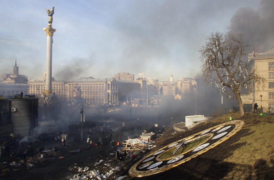 Praça da Independência, em Kiev, amanheceu com clima de pós-guerra nesta quarta-feira (19) | Reuters/Stringer
