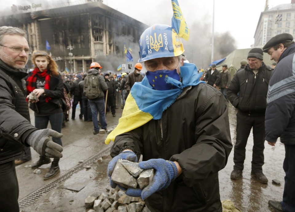 Manifestante se arma de pedras durante confrontos na praça da Independência, em Kiev | Reuters/Vasily Fedosenko