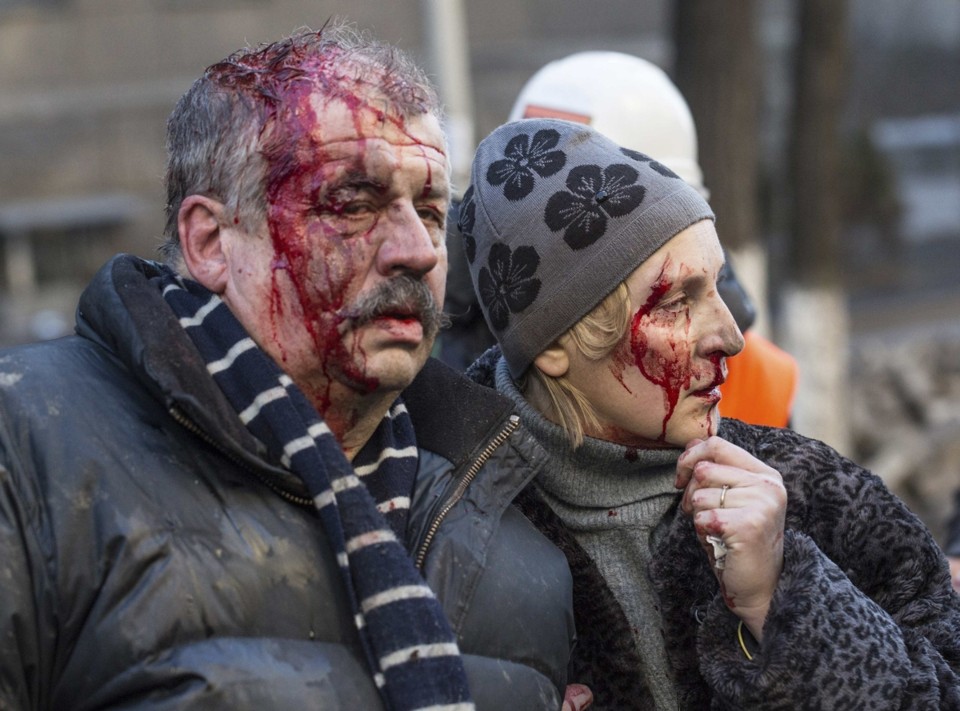 Manifestantes feridos na praça da Liberdade, em Kiev | Reuters//Vlad Sodel