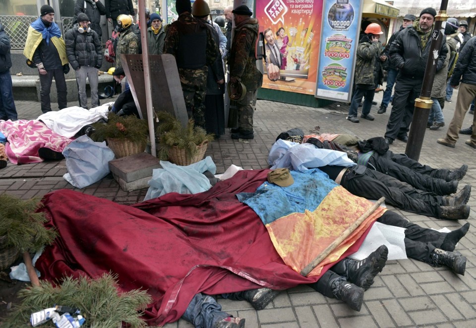 Corpos foram encontrados no chão perto da Praça da Independência em Kiev | Reuters/Maks Levin