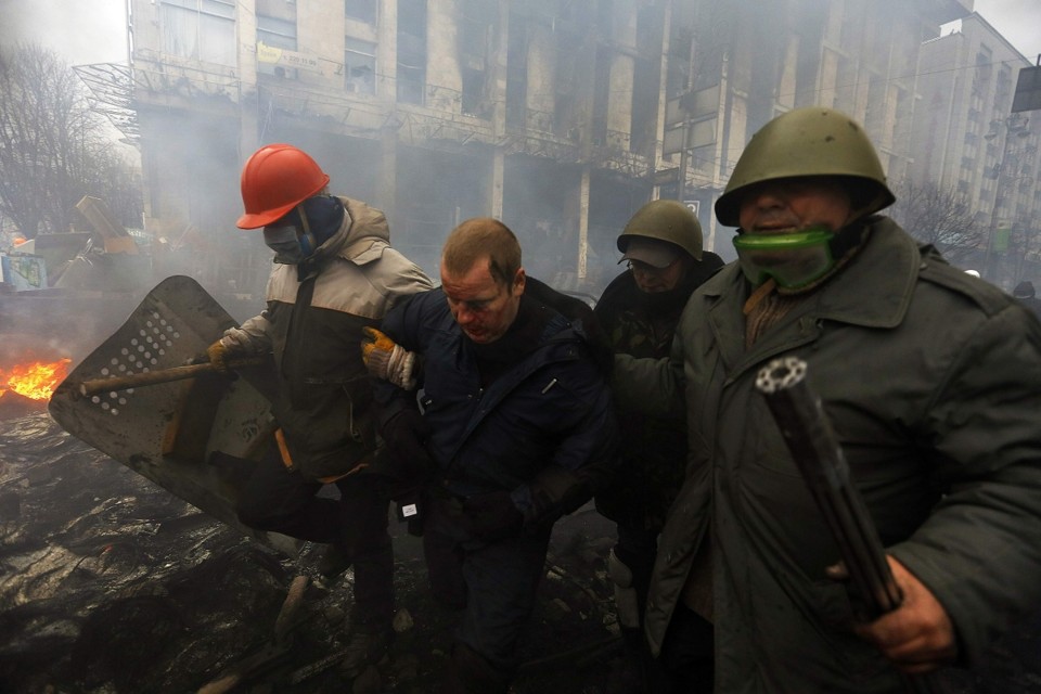 Policial é detido por manifestantes em Kiev | Reuters/Yannis Behrakis