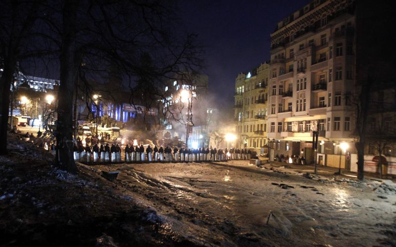 Policiais durante manifestações em Kiev | REUTERS/David Mdzinarishvili