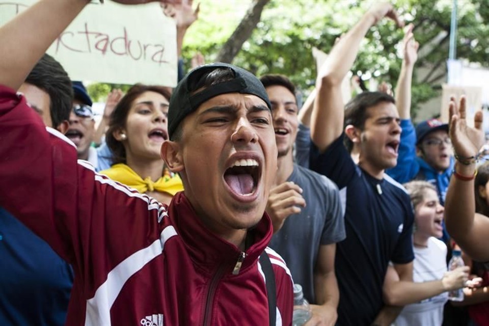Jovens fazem mais um protesto nesta segunda-feira (17) pedindo respeito à liberdade de expressão | EFE/Santi Donaire