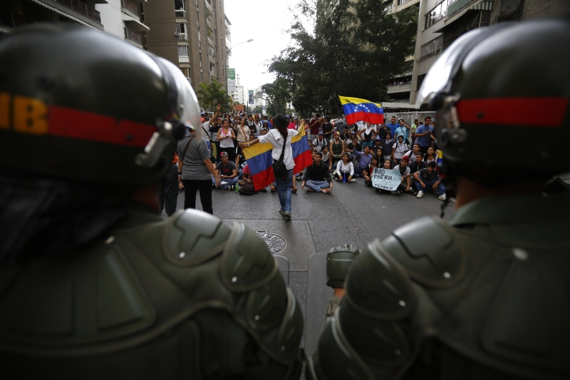 Pequenas manifestações contra o presidente Nicolás Maduro bloquearam ontem as principais avenidas de vários bairros nobres de Caracas, locais em que se concentram os protestos | Jorge Silva/Reuters