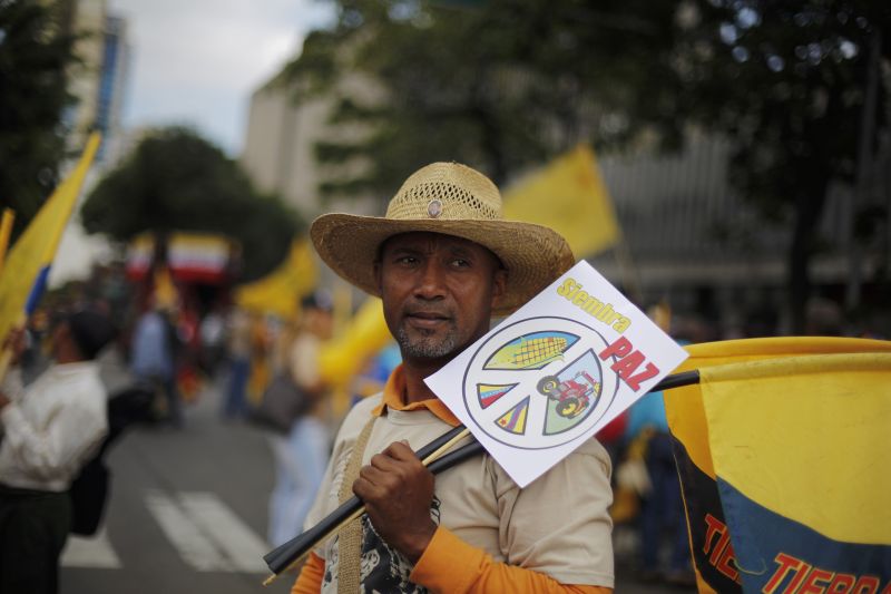 Homem segura cartaz com o pedido de paz, em Caracas, na Venezuela | REUTERS/Tomas Bravo