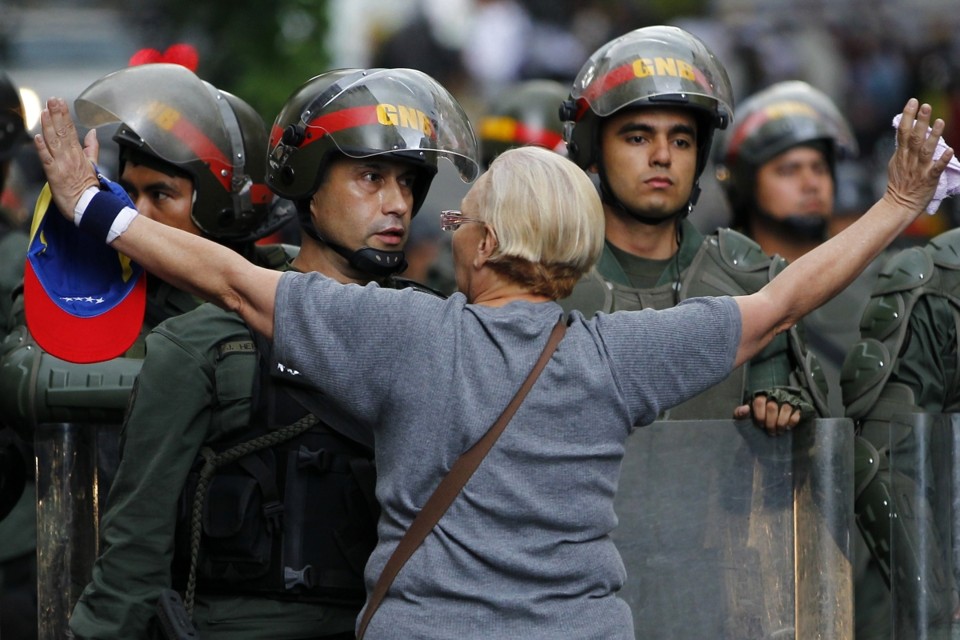 Oposicionista discute com policial na capital venezuelana | Reuters/Carlos Garcia Rawlins