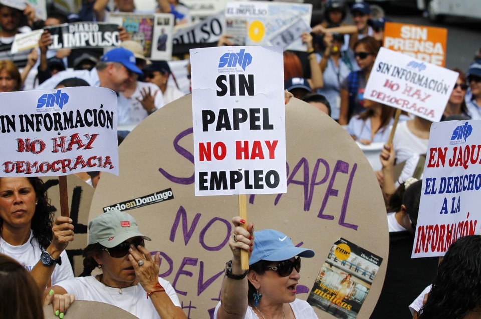 Os manifestantes gritavam palavras de ordem, como "a imprensa na Venezuela agoniza" e "sem papel não há jornal" | REUTERS/Carlos Garcia Rawlins