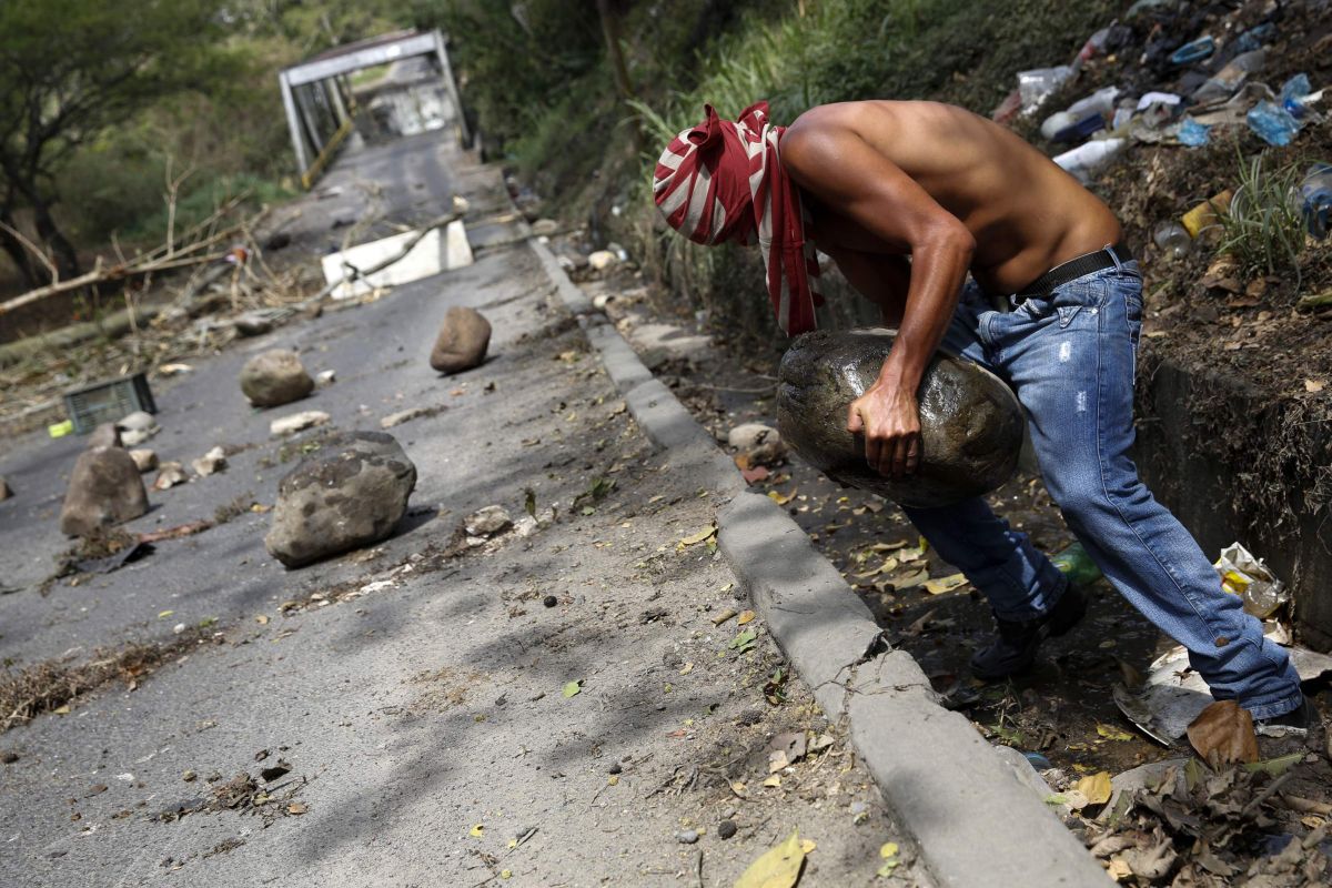 Opositores a Maduro constroem barricadas nas estradas próximas a Caracas | REUTERS/Carlos Garcia Rawlins