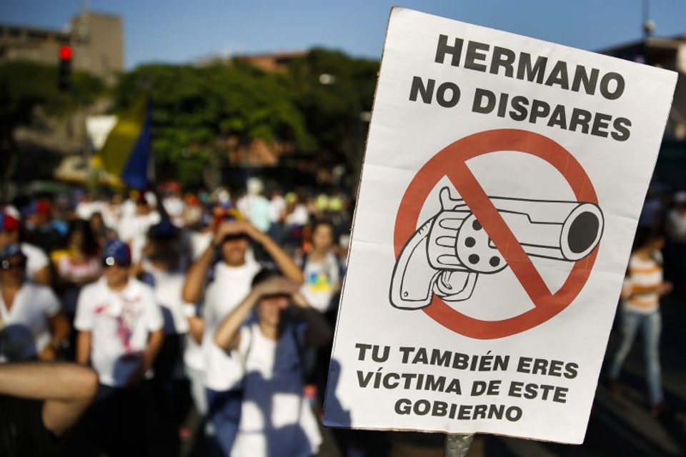 Em Caracas, manifestantes pedem paz na Venezuela | REUTERS/Carlos Garcia Rawlins