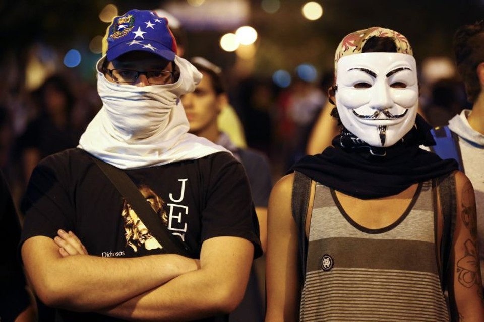 Estudantes participam de novo protesto contra o presidente Nicolas Maduro neste domingo (16) | REUTERS/Jorge Silva
