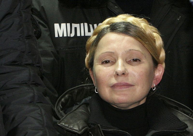 A ex-primeira-ministra ucraniana e líder opositora Yulia Tymoshenko foi libertada hoje e abandonou a clínica onde estava internada desde maio 2012 | REUTERS/Inna Petrykova