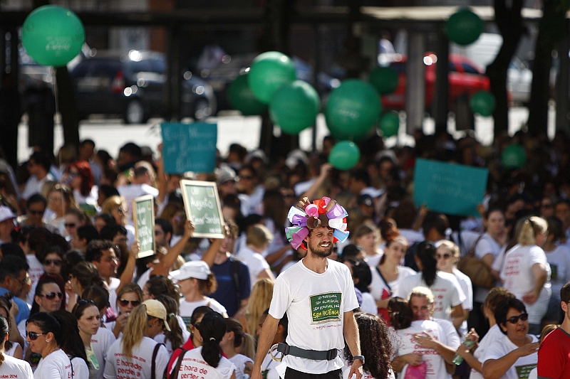Nas contas do sindicato, 2 mil pessoas participam do protesto dos professores na manhã desta segunda-feira | Jonathan Campos / Agência de Notícias Gazeta do Povo