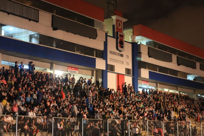 Expectadores antes do começo do show na Vila Capanema |
