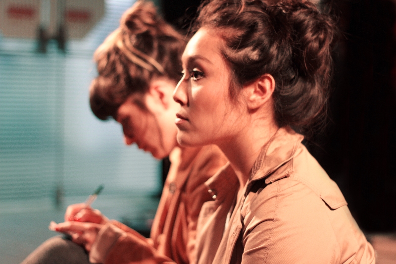 Kelly (em primeiro plano) e Uyara: encantamento por personagem que usa as palavras como máquina do tempo para tentar corrigir erros do passado | Marja Calafange/Divulgação