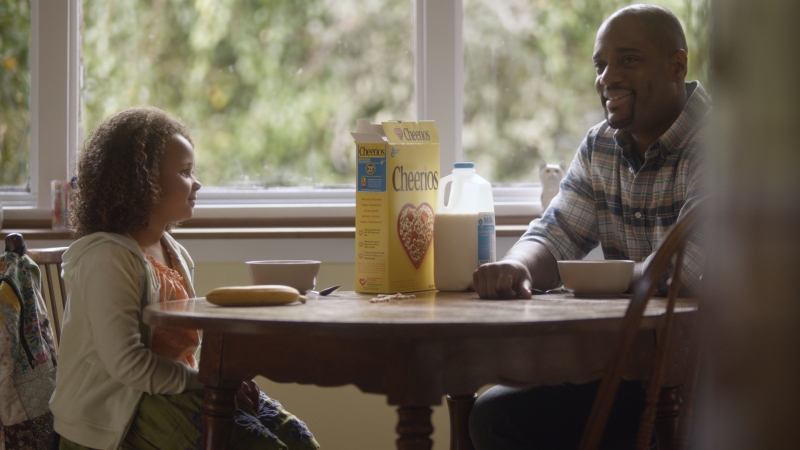 Família inter-racial está novamente em destaque em um comercial do cereal Cheerios |