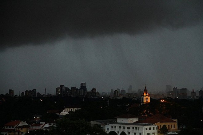 Chuva que cobriu Curitiba no fim da tarde deste sábado vista do bairro Abranches. | Daniel Castellano/Agência de Notícias Gazeta do Povo