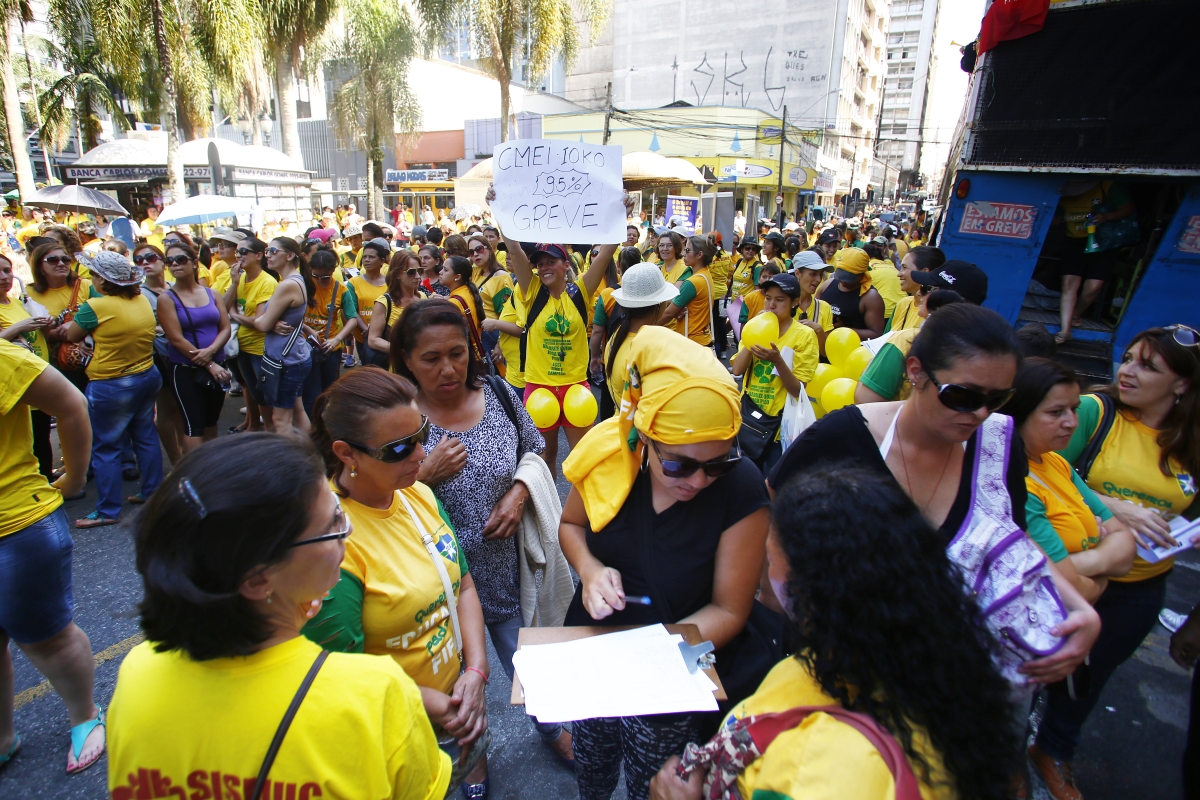 Categoria fez um protesto com concentração na Praça Carlos Gomes, no Centro de Curitiba, na manhã desta quarta-feira (19) | Alexandre Mazzo/Agência de Notícias Gazeta do Povo