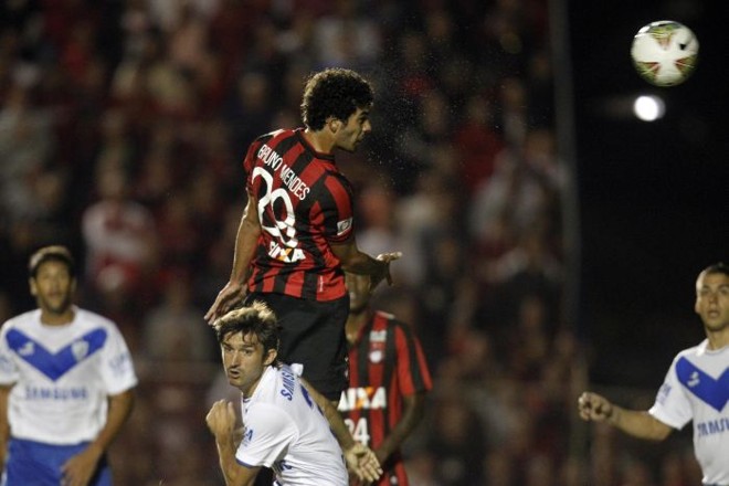 Bruno Mendes leva perigo ao gol do Véles Sarsfield |