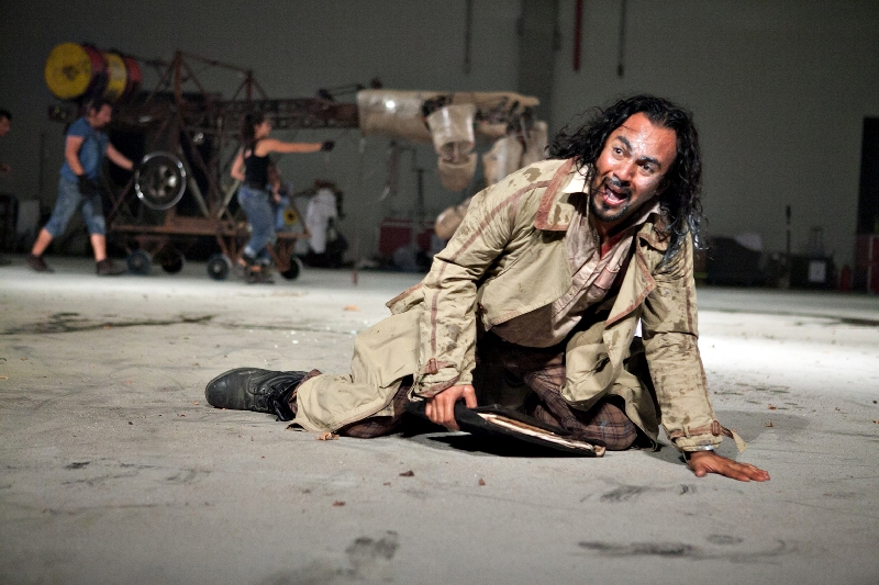 Protagonista começa espetáculo em crise de identidade, mas não resolve essa questão no final | Divulgação