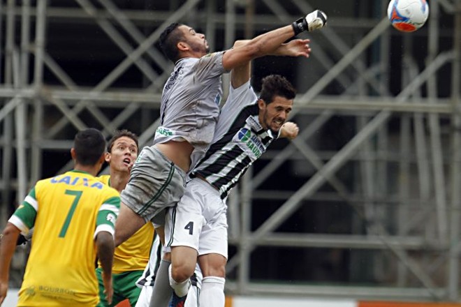 Goleiro Ednaldo espanta o perigo da área do Maringá |