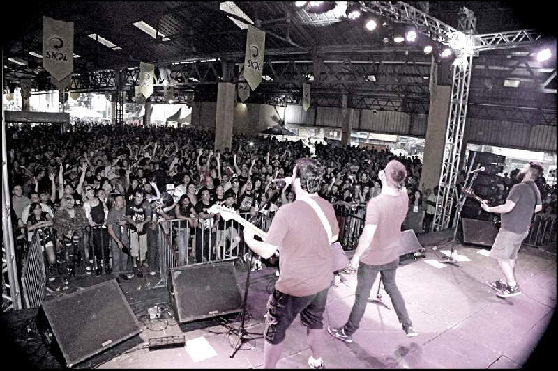 Show do Pelebrói Não Sei foi ofuscado por uma briga violenta entre punks e skinheads | Andye Iore/ Divulgação