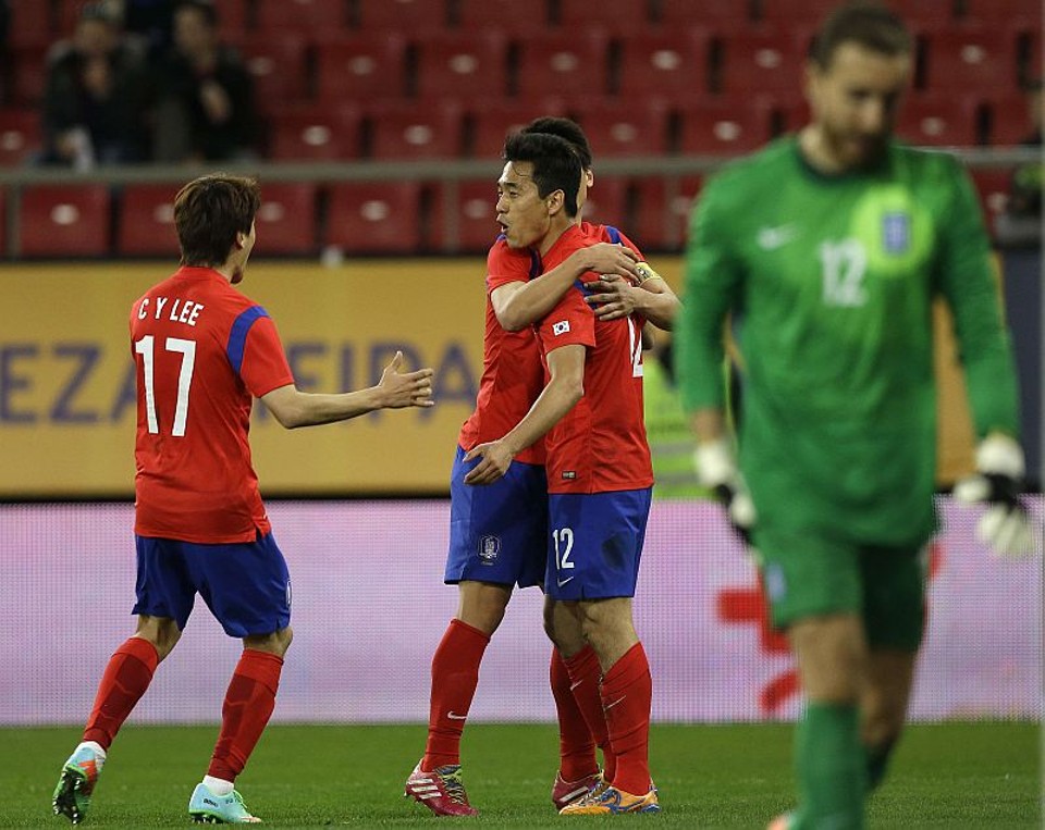 Chu-young (segundo à dir.) comemora um dos gols da Coreia do Sul. | REUTERS/Alkis Konstantinidis