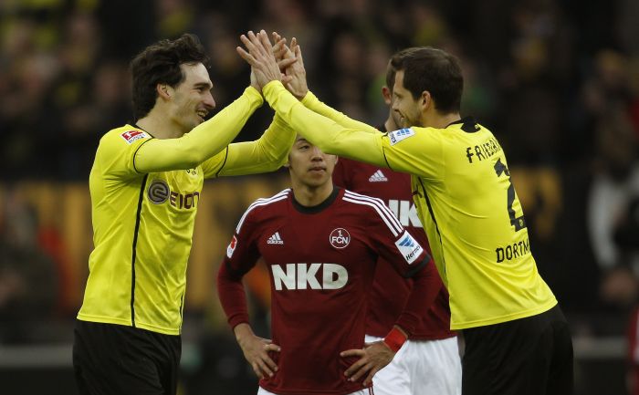Mats Hummels e Manuel Friedrich comemoram vitória do Borussia Dortmund sobre o Nuremberg | Reuters