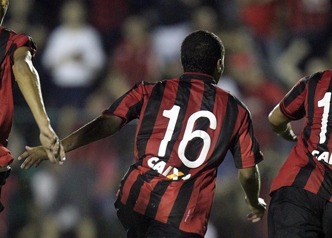 Harrison corre após marcar o gol da vitória sobre o Maringá: meia luta para reconquistar espaço no Atlético | Albari Rosa / Gazeta do Povo